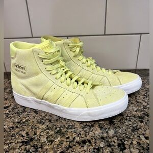 Adidas Basket proFi hi top women’s yellow gym‎ shoes/sneakers. Size 6
